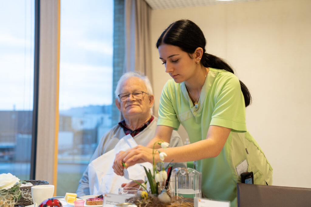 senior-pflegerin-betreuung