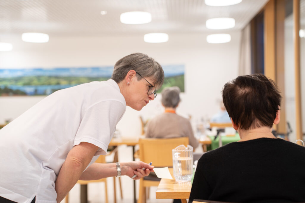 frau-seniorin-gespraech