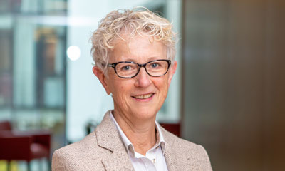 frau-brille-blond
